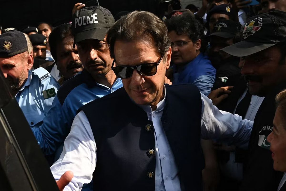 Imran Khan Arrested : Pakistan में Imran Khan तोशाखाना मामले में दोषी करार, केस में 3 साल जेल,फैसले के बाद लाहौर से गिरफ्तार,5 साल चुनाव नहीं लड़ पाएंगे पूर्व पाक PM