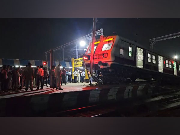 Mathura EMU Train Derails: EMU Train ट्रैक छोड़कर Platform पर दौड़ी Train, सहम गए लोग