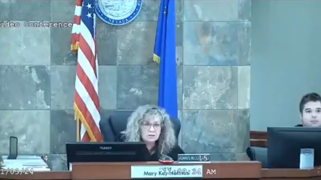 Las Vegas Court Room Viral Video : जेल भेजने की सजा सुनकर America में आरोपी ने Court Room में जज पर कर दिया जानलेवा हमला..