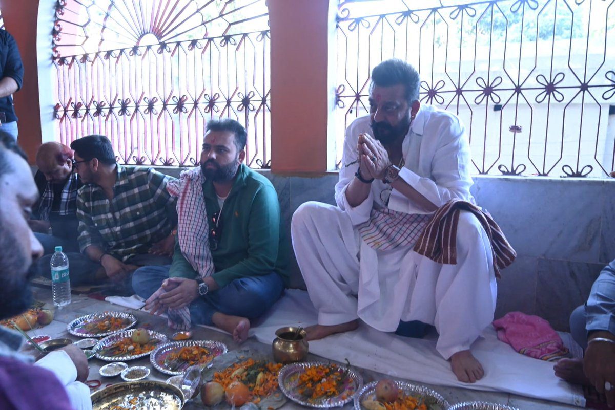 Religious Rituals : Gaya में Actor Sanjay Dutt ने किया पिंडदान, पूर्वजों की आत्मा की शांति के लिए पंडितों के साथ मंत्र दोहराते दिखें,Video